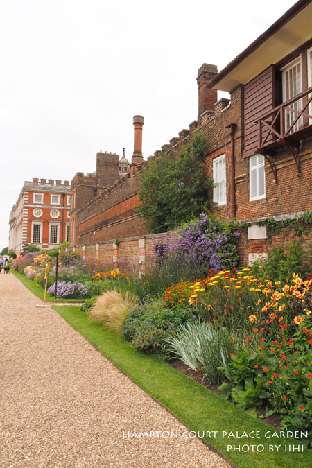 HamptonCourtgarden011.jpg
