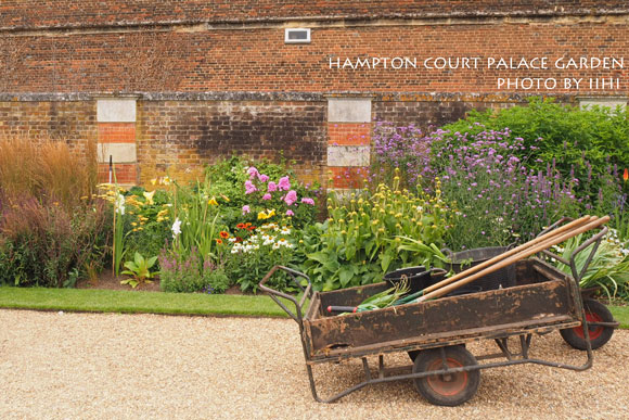 HamptonCourtgarden013.jpg