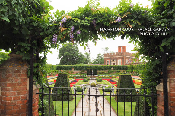 HamptonCourtgarden021.jpg