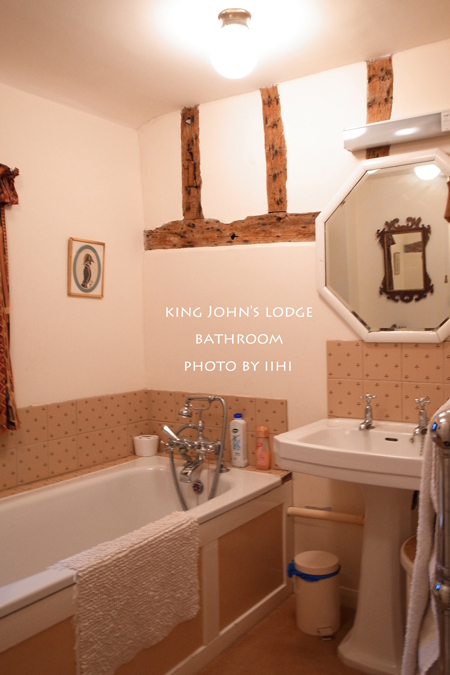 KingJohn'sLodgebathroom.jpg