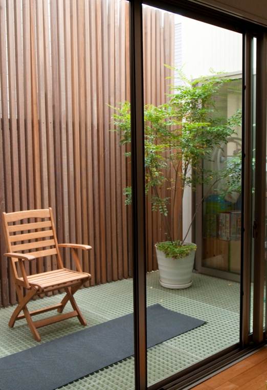 2階LDKに面したバルコニーFRPグレーチング床が下階へ光を届ける