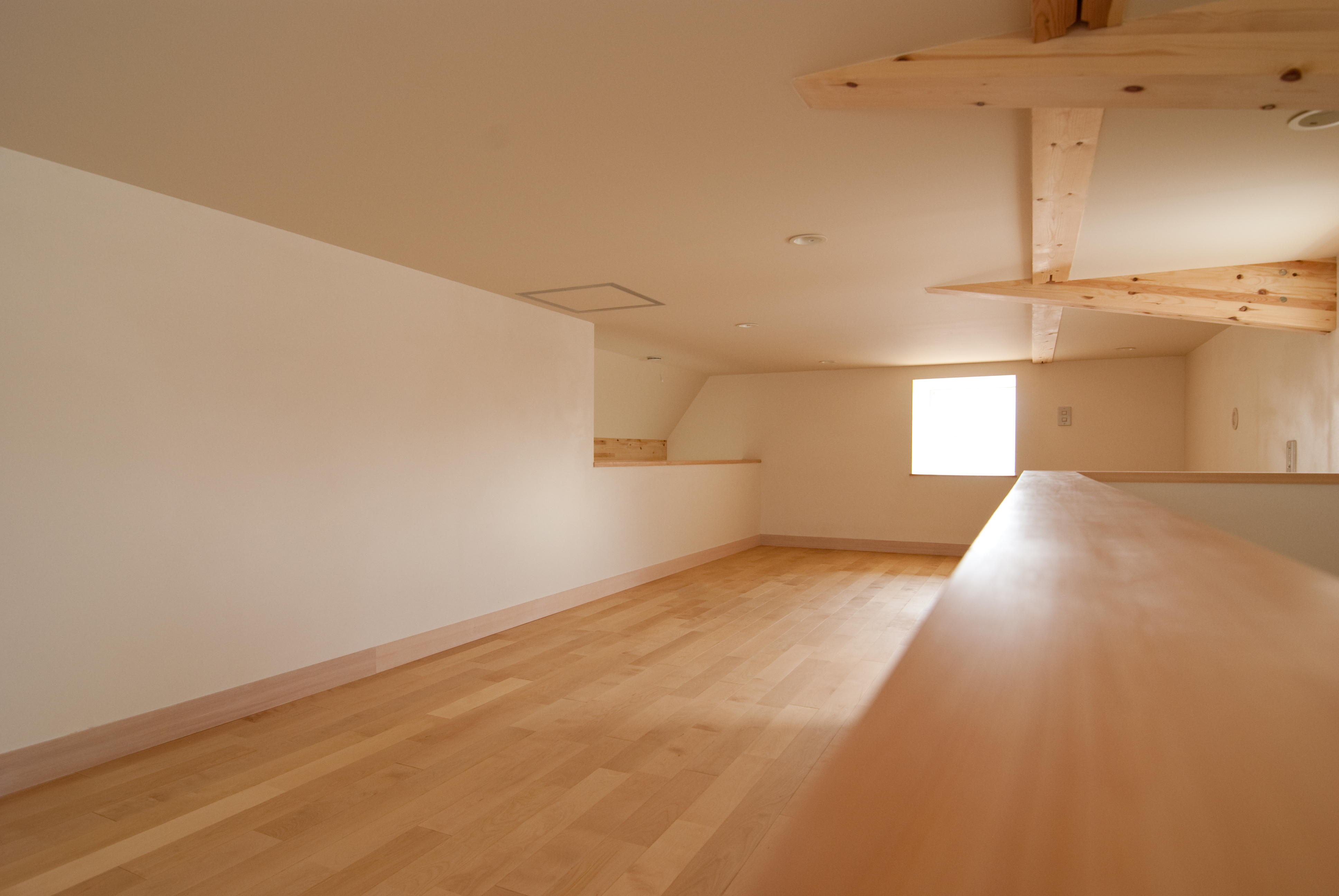 小屋裏ロフト＿南側を臨む＿風が通り明るい空間…都会の家に嬉しい+αのスペース