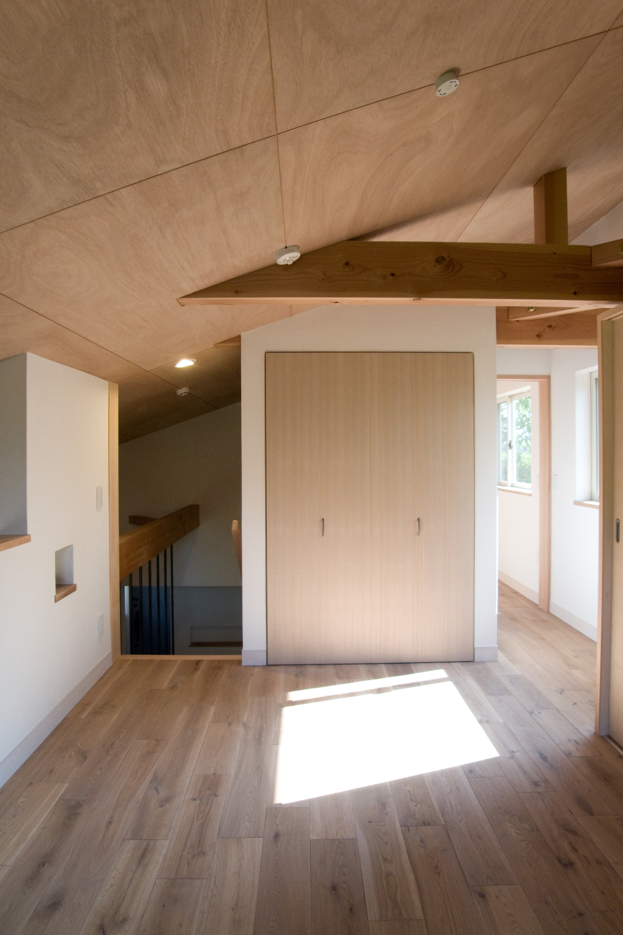 2階寝室＿リビングと吹抜けで繋がる空間