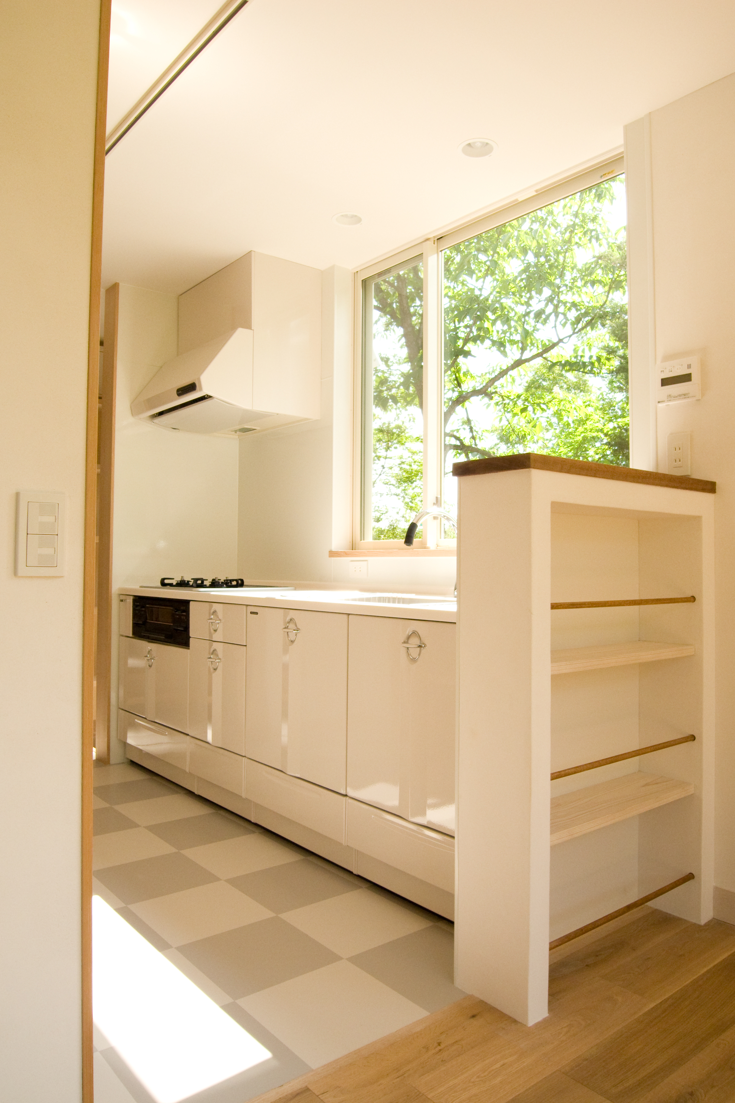 朝の光が心地よいキッチン＿昭和レトロなホーローキッチンを採用