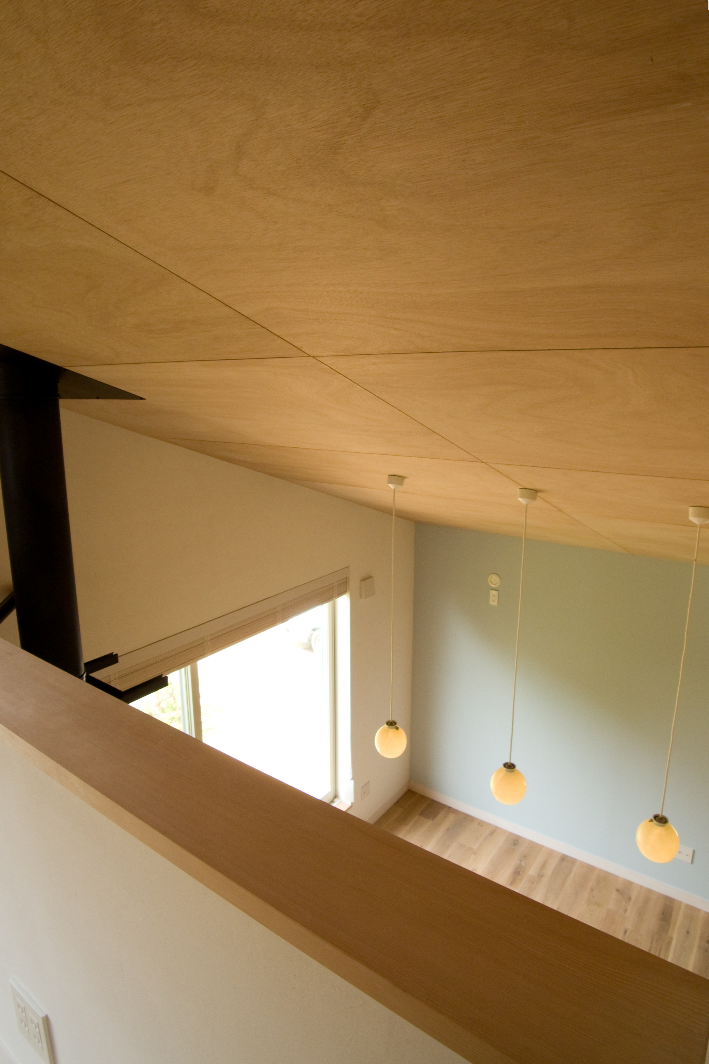 2階寝室からリビングを見下ろす