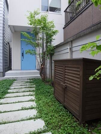 ウェッジウッドのパッケージのような色の玄関ドア