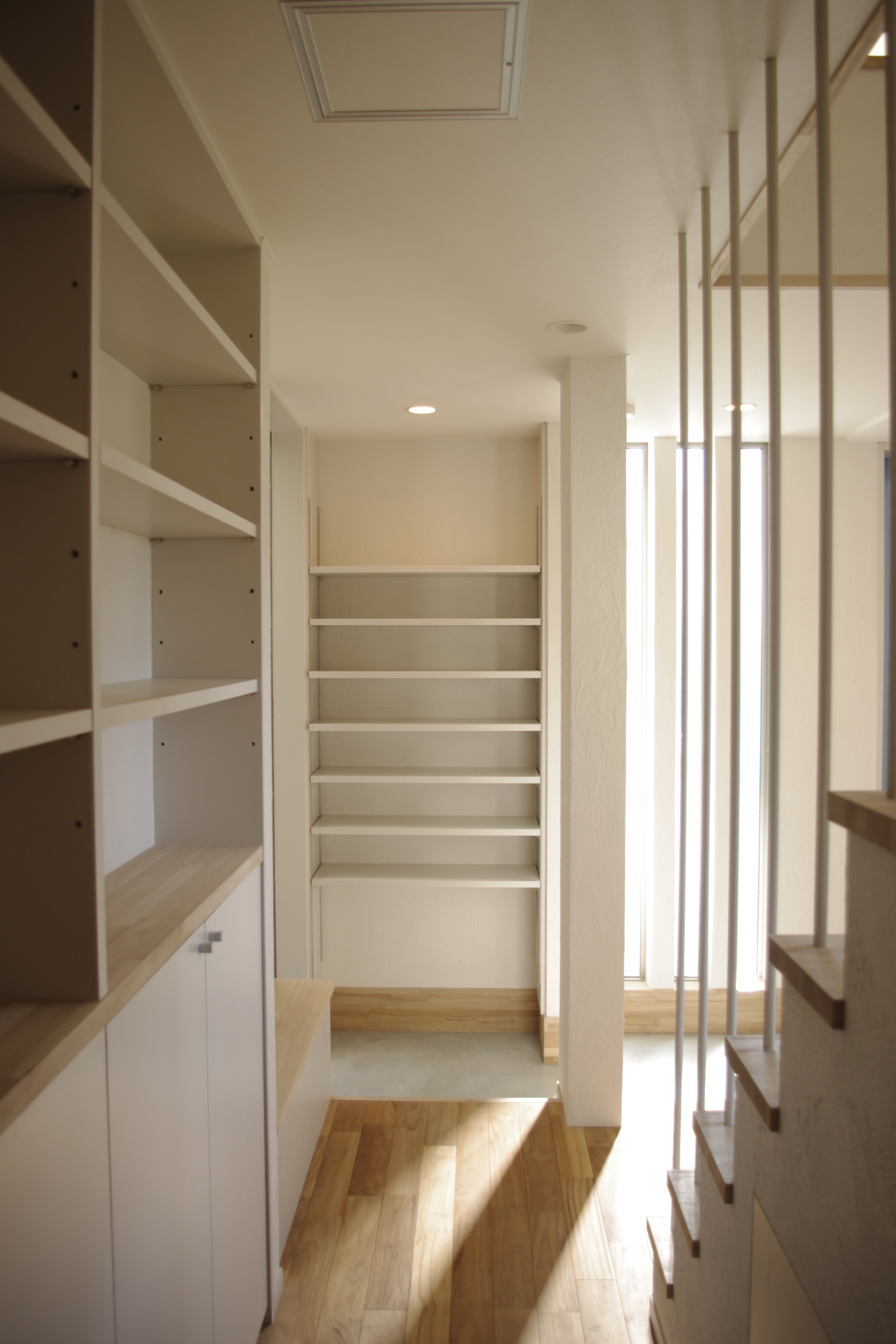 玄関ホールに朝の光＿ロールスクリーンで目隠しするシューズクロークを一角に設ける