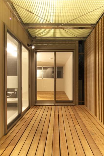 バスコート夕景＿上部は2階ＬＤＫのバルコニー