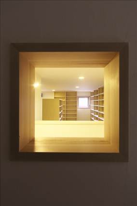 子供室ロフトから小屋裏書庫を臨む_家中に空気の流れを…