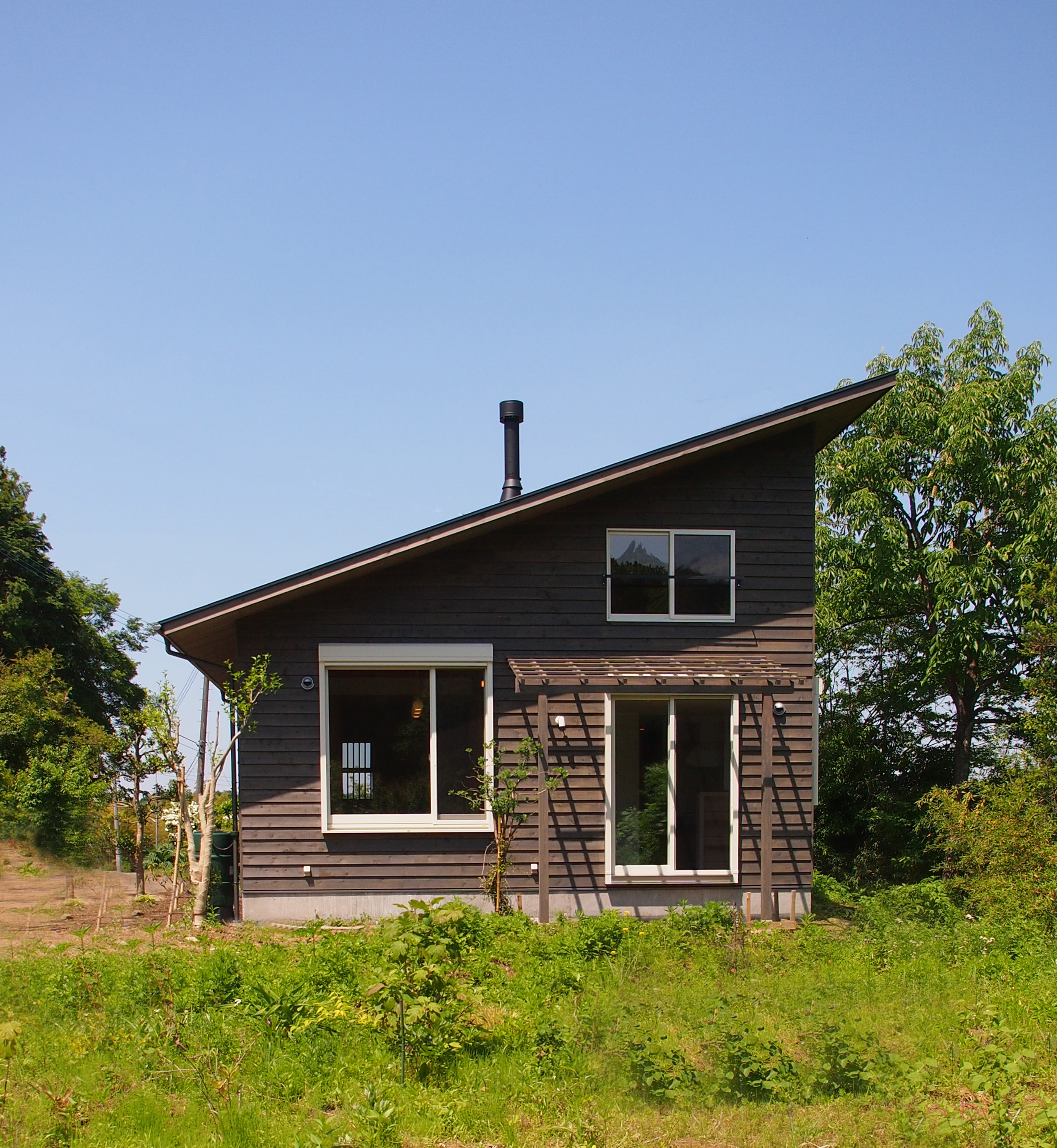 南側外観＿外壁は米杉べベルサイディング貼