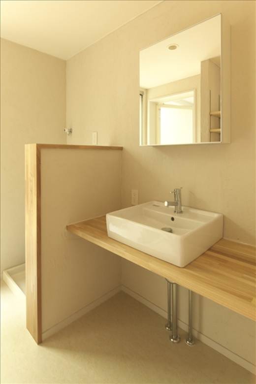 バスコートバルコニーに面した明るい水廻り