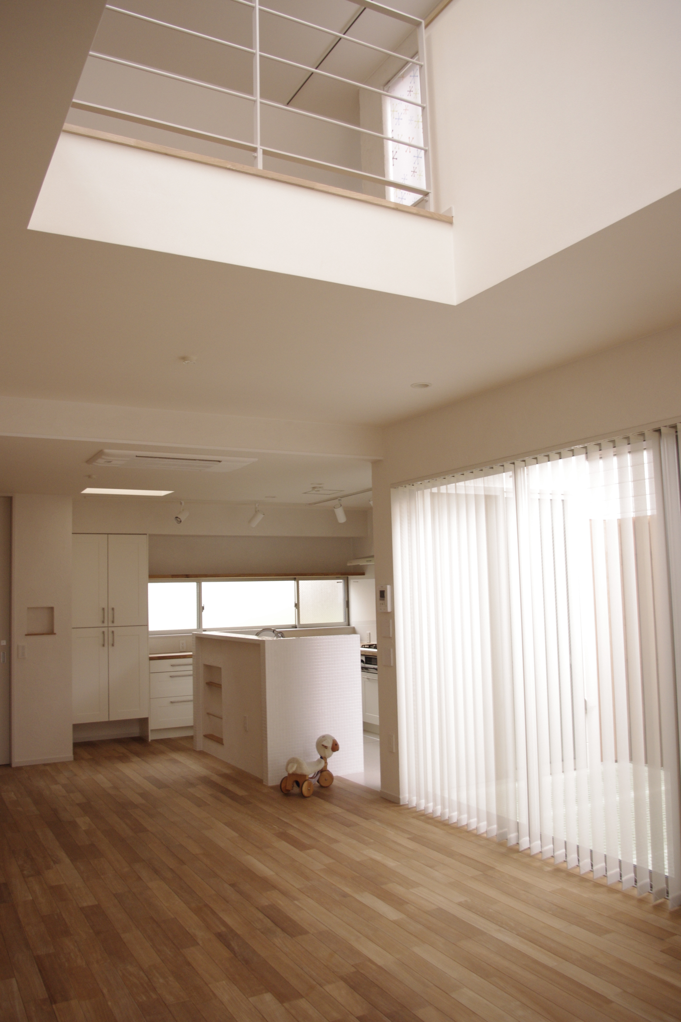 2階LDK階段方向を臨む