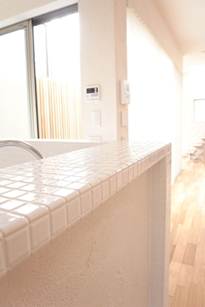 白いモザイクタイルをキッチンカウンターに…